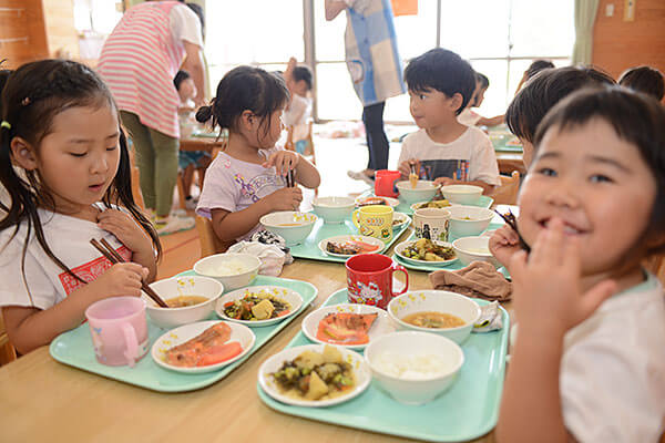 子どもたちに提供される給食に力を入れています